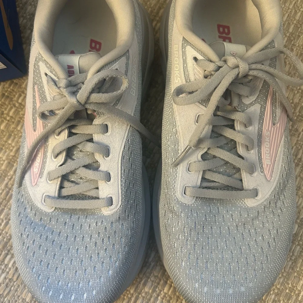 Brooks Adrenaline Women’s Light Gray Running Shoes with Pink Logo 7 wide - Picture 5 of 7
